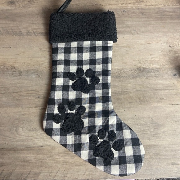 White Buffalo Plaid Pattern with Prominent Paw Print Appliques. - Picture 1 of 6